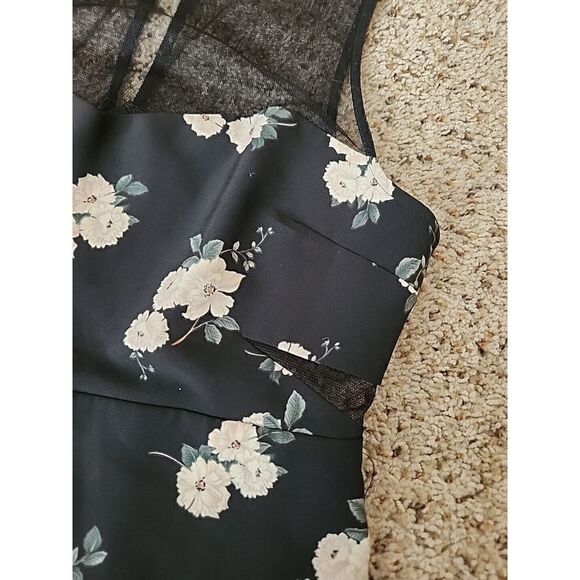 EXPRESS Women's Sexy Mini Dress Open Side Lined Little Black Dress Floral Size 8 - Picture 2 of 7